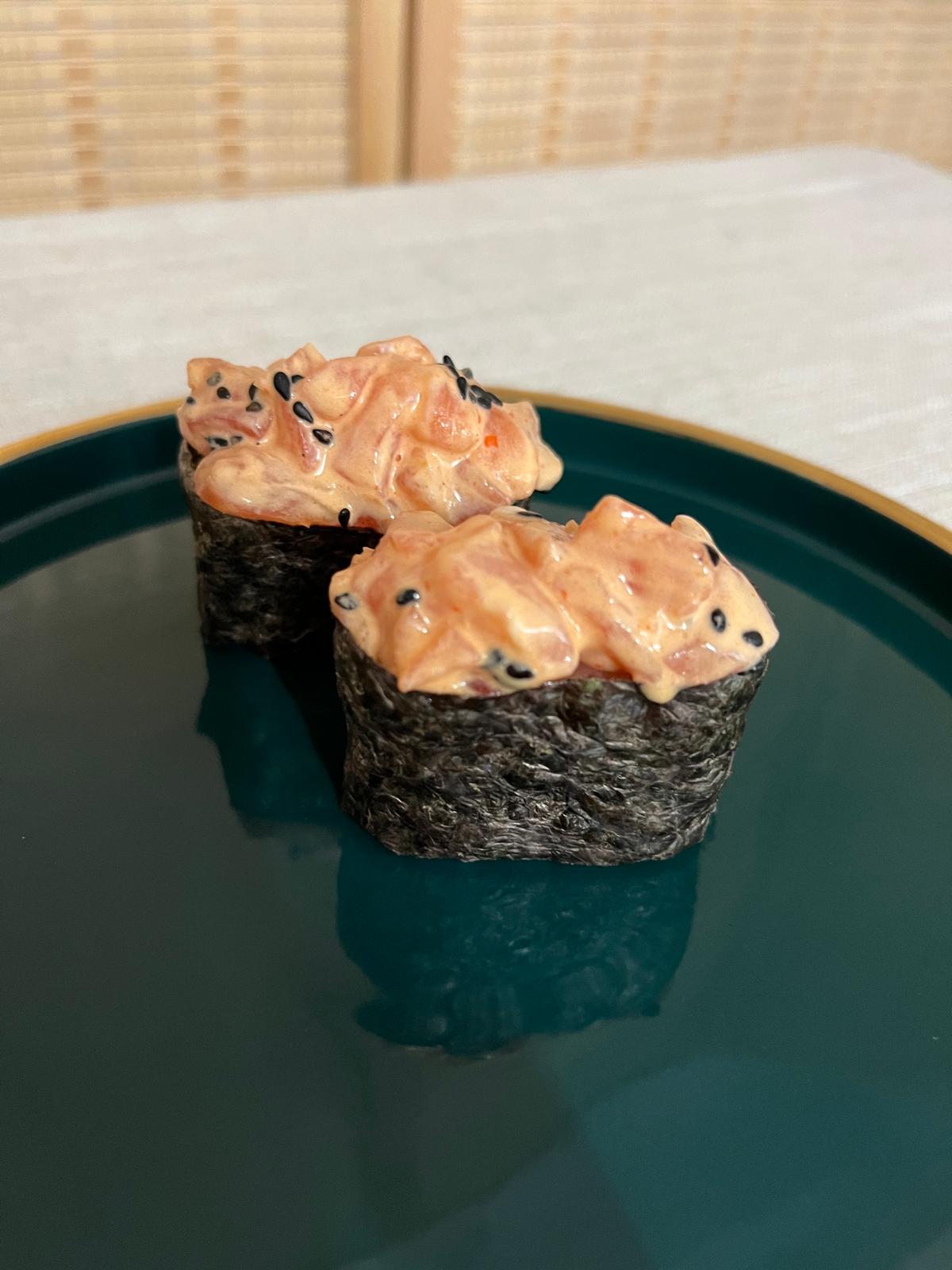 Spicy Salmon Gunkan (2 PCS)