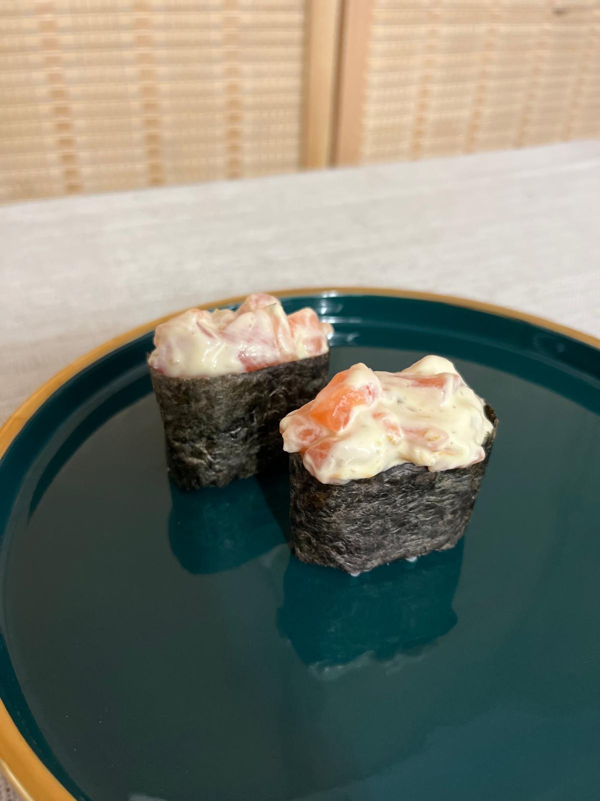 Yuzu Salmon Gunkan (2 PCS)