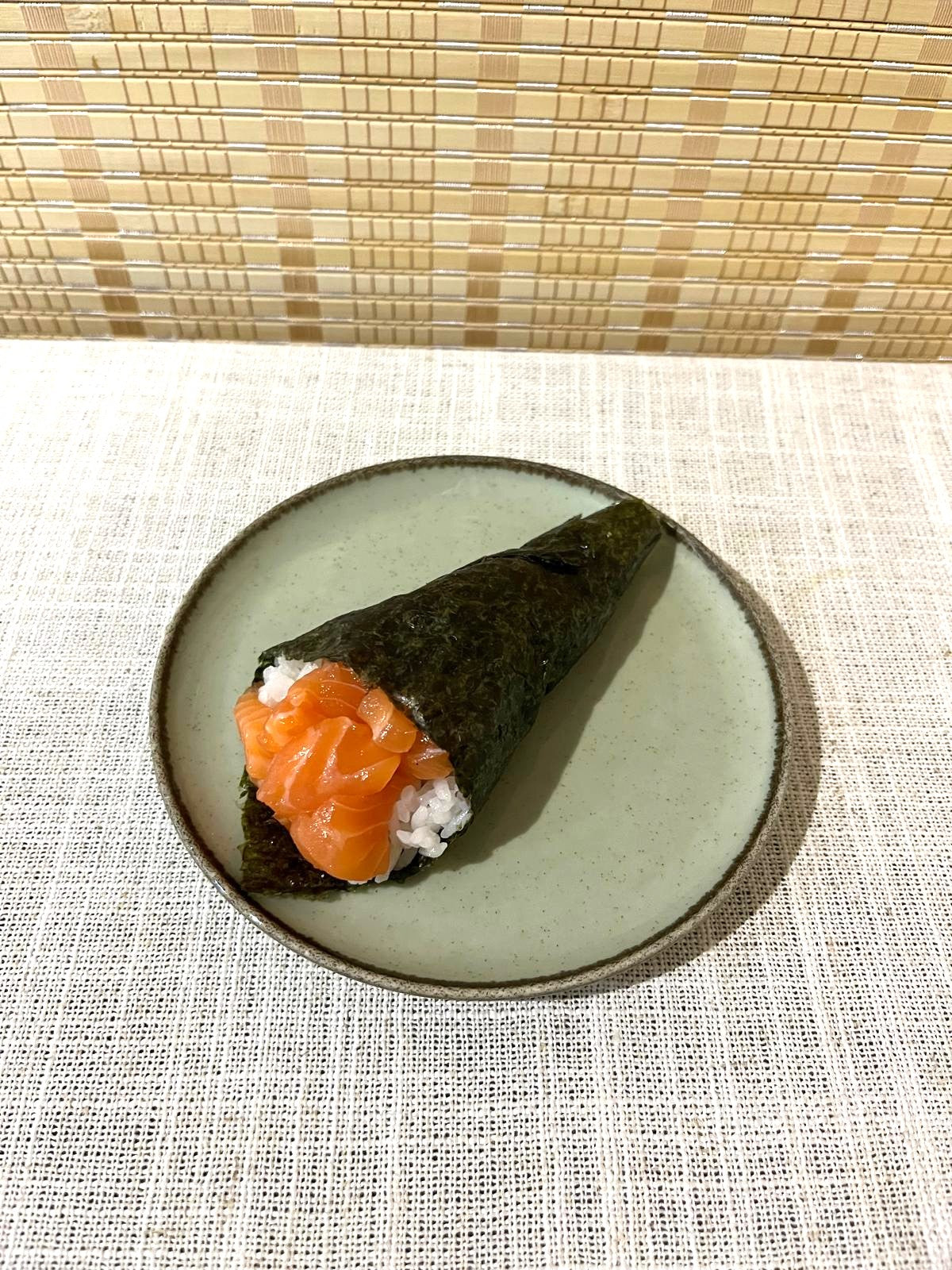 Salmon hand roll (1PC)